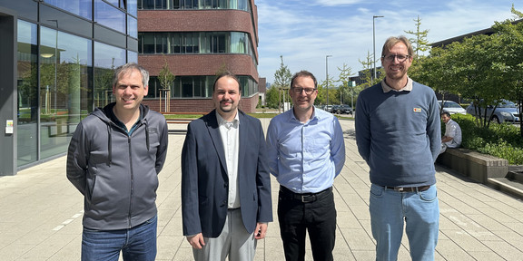 Dieses Bild zeigt Simon Dierl mit den Gutachtern seiner Dissertation.