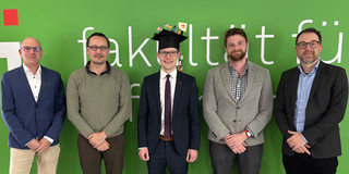 Dieses Bild zeigt Malte Hellmeier und die Gutachter seiner Promotion.