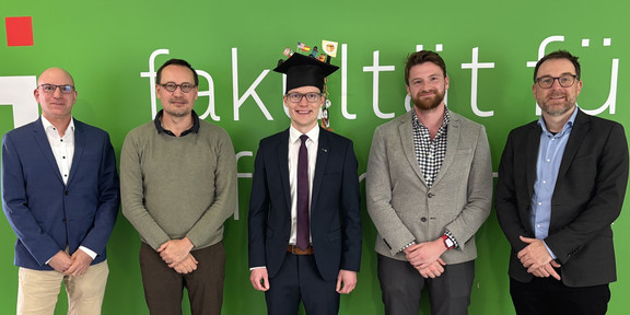 Dieses Bild zeigt Malte Hellmeier und die Gutachter seiner Promotion.